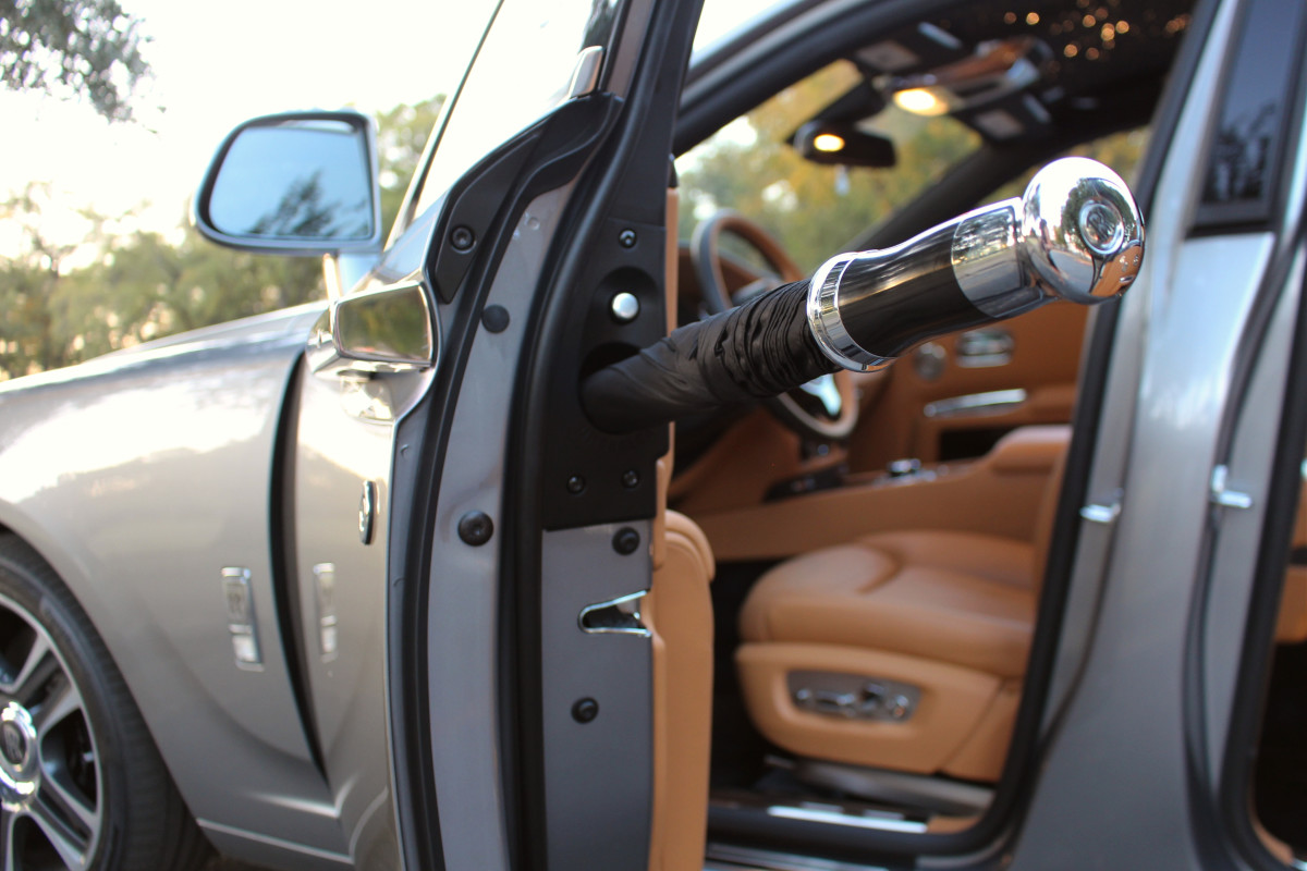 Man Shows Off Luxurious Rolls Royce Back Seat Axleaddict News