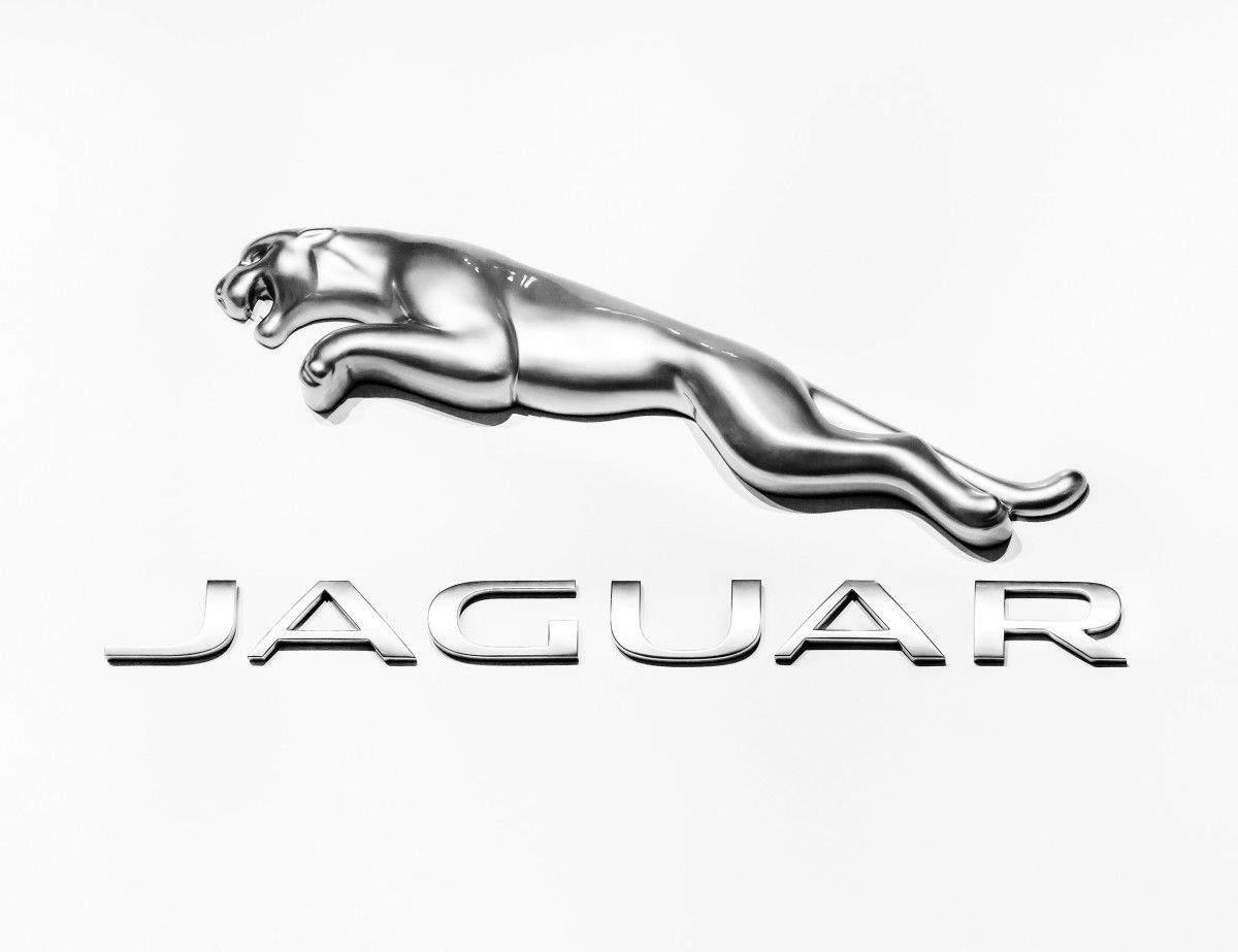 Car Reviewer Breaks Down Why the Jaguar F-Type Is the British Answer to ...