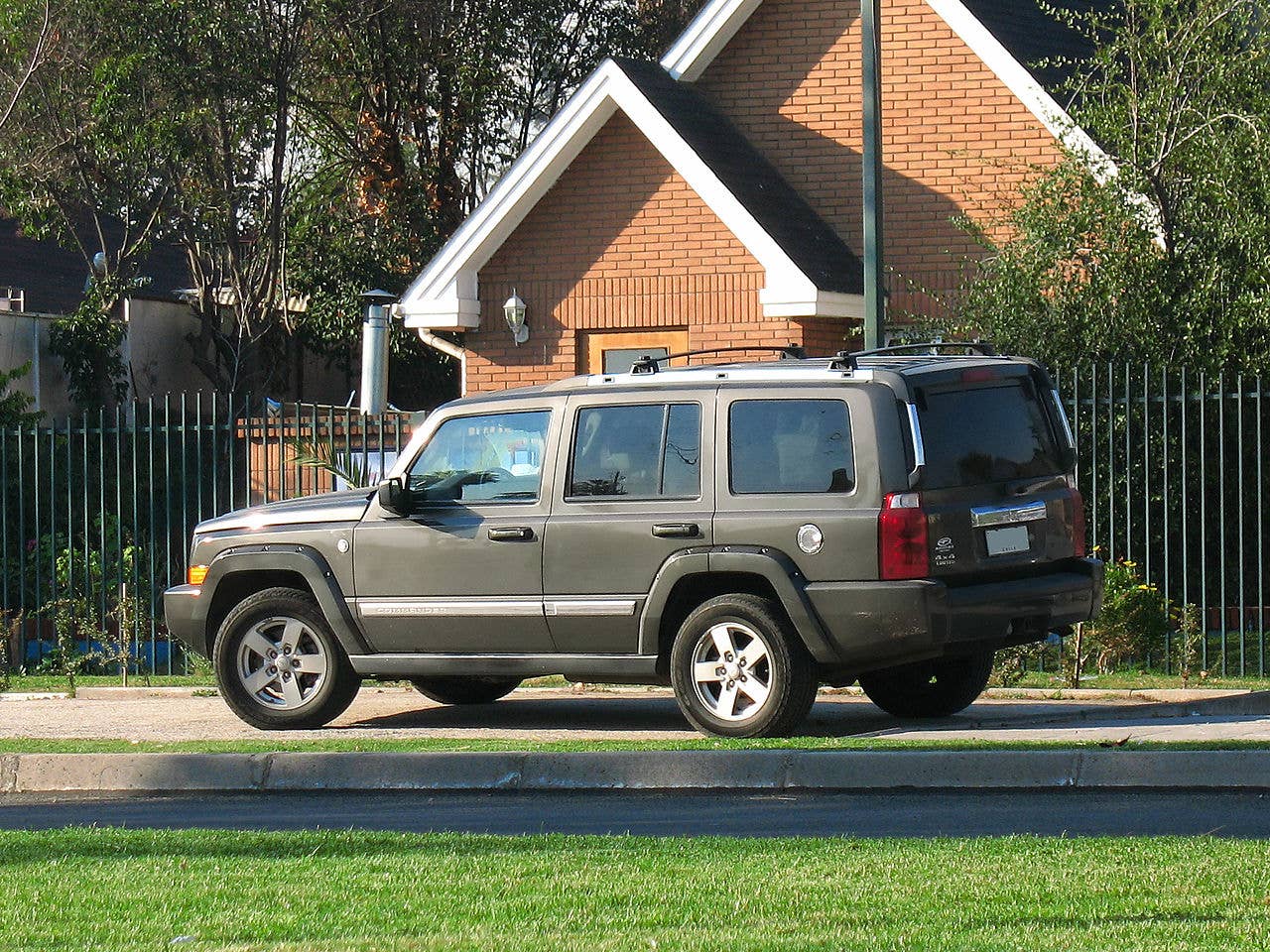 Jeep Commander: The Forgotten Trailblazer That Couldn’t Survive ...